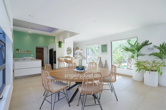 For sale: magnificent villa in a residence accessible to foreigners in Grand Baie.