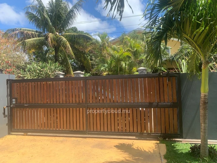 Serenity and peaceful life in Calodyne: 4 bedroom villa for sale.