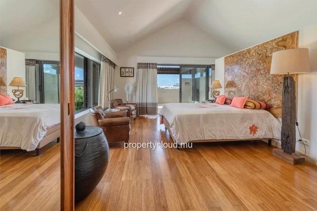 For sale: villa in a prestigious residence accessible to foreigners. Two minutes from the center of Grand Baie.