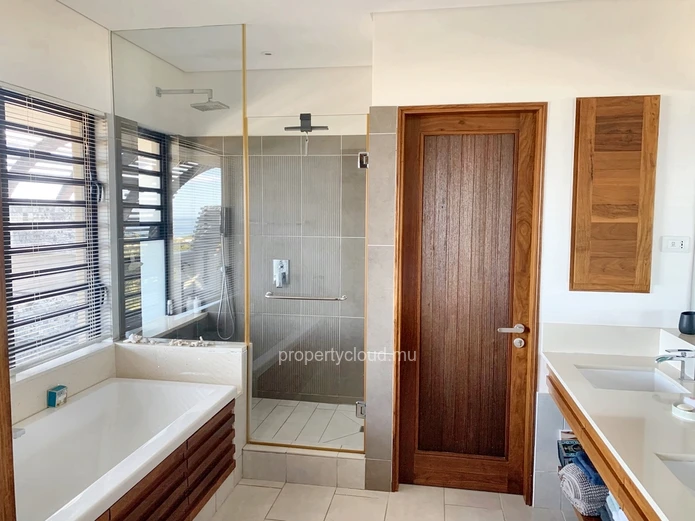 Tamarin à vendre  et accessible aux étrangers, appartement de luxe 3 chambres avec une petite piscine privée, garage ...