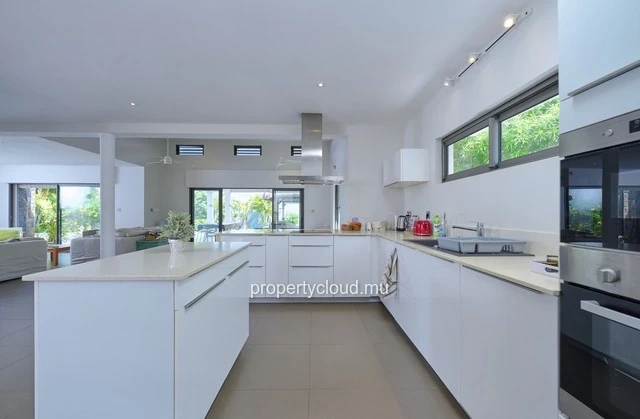 For sale: 3-bedroom villa accessible to foreigners, ideally located in La Salette, Grand Baie.