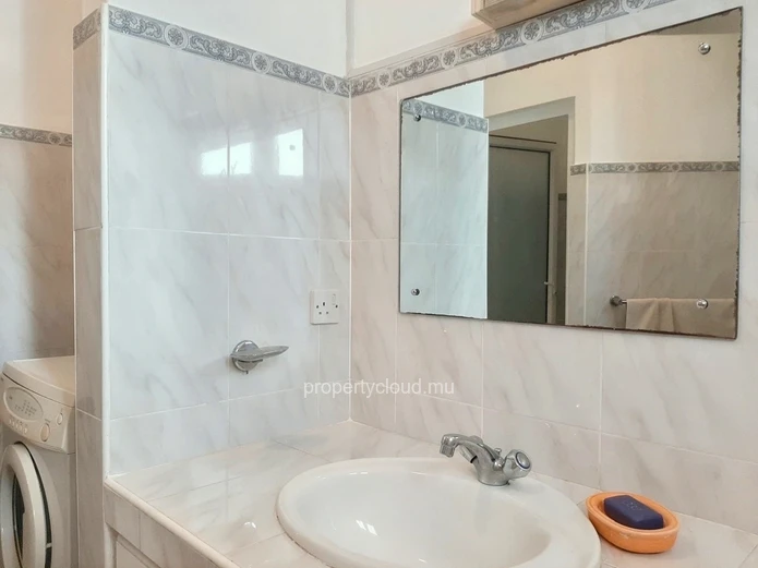 Quatre Bornes for sale comfortable furnished 3 bedroom apartment in secure residence with swimming pool and gym close...