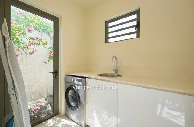 For sale: villa in a prestigious residence accessible to foreigners. Two minutes from the center of Grand Baie.