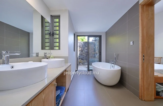 For sale: 3-bedroom villa accessible to foreigners, ideally located in La Salette, Grand Baie.
