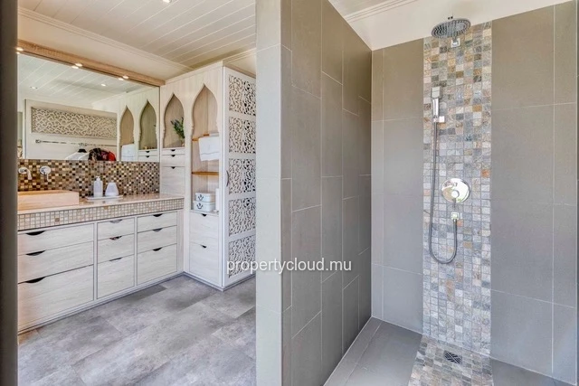 For sale: villa in a prestigious residence accessible to foreigners. Two minutes from the center of Grand Baie.