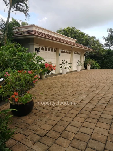 For sale a spacious luxury villa of 505 m2 with swimming pool and beautiful garden in Hillside, Mapou.
