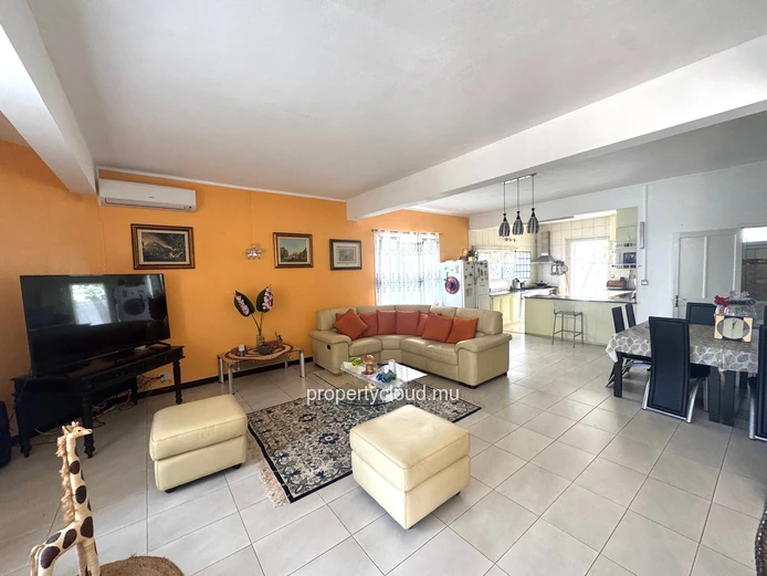 Flic en Flac – For sale: Large villa divided into 2 apartments, 7 bedrooms, a stone's throw from the beach and shops