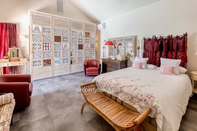 For sale: villa in a prestigious residence accessible to foreigners. Two minutes from the center of Grand Baie.