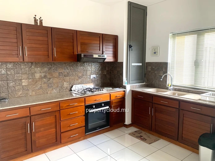 Flic en Flac, recently built 3-bedroom apartment for rent, located in a beautiful residence, 5 minutes walk from the ...