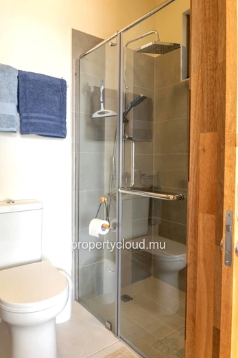 For rent – Flic en Flac, Mauritius Magnificent recent 3 bedroom apartment located on the top floor, with roof terrace...