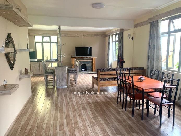 Flic en Flac - 3 bedroom apartment for rent, located on the first floor in a quiet area.