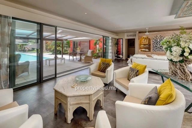 For sale: villa in a prestigious residence accessible to foreigners. Two minutes from the center of Grand Baie.