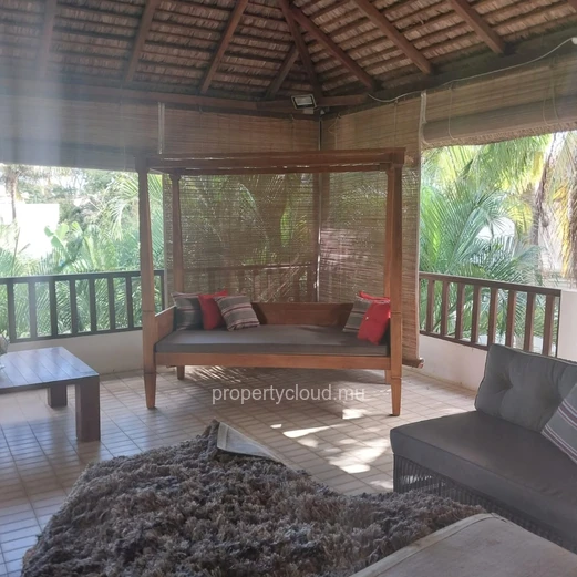 For sale large and comfortable residence of 350 m2 with private swimming pool and beautiful wooded courtyard in Trou ...