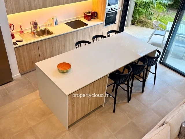 For sale: 3-bedroom duplex apartment with en suite rooms, ground floor, furnished, accessible to foreigners in Pointe...