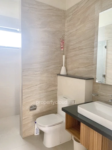 Floréal à vendre magnifique et récent appartement 3 chambres situé dans une luxueuse résidence sécurisée avec ascense...