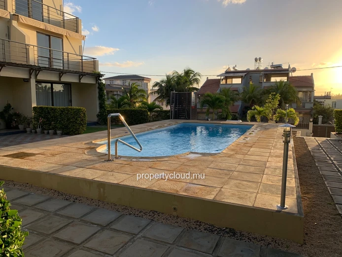 Flic en Flac: 3-bedroom triplex rental with swimming pool and unobstructed views of Flic en Flac