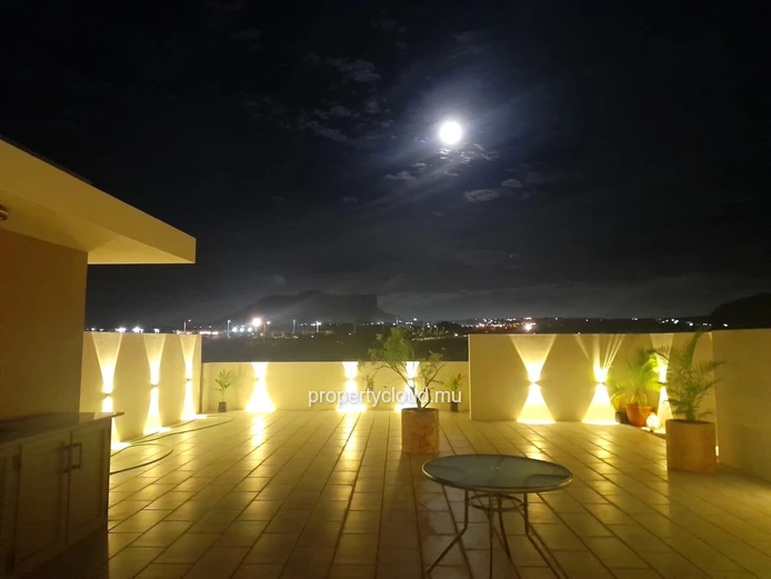 For rent – Flic en Flac, Mauritius Magnificent recent 3 bedroom apartment located on the top floor, with roof terrace...