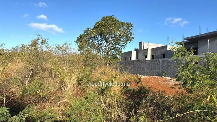  For sale in Albion – Beautiful plot of 585 m² (154 toises)