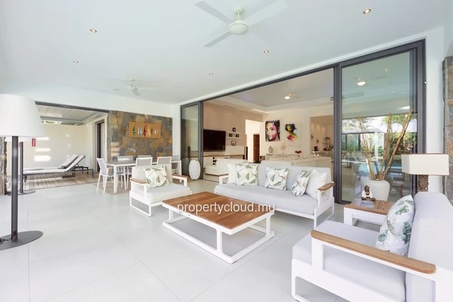 For sale: 4-bedroom villa with en suite rooms + office, 414.20 m2 on a 1,065 m2 plot, accessible to foreigners in Gra...