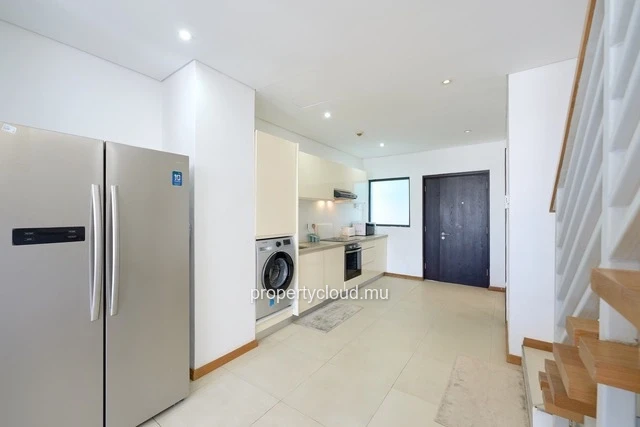 A vendre appartement Accessible aux étrangers (R+2) sur Grand Baie La Croisette, duplex de 130 m2, vendu meublé et éq...