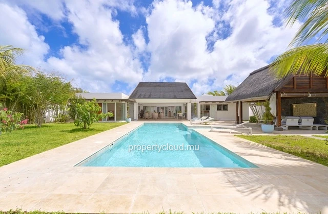 For sale: villa in a prestigious residence accessible to foreigners. Two minutes from the center of Grand Baie.