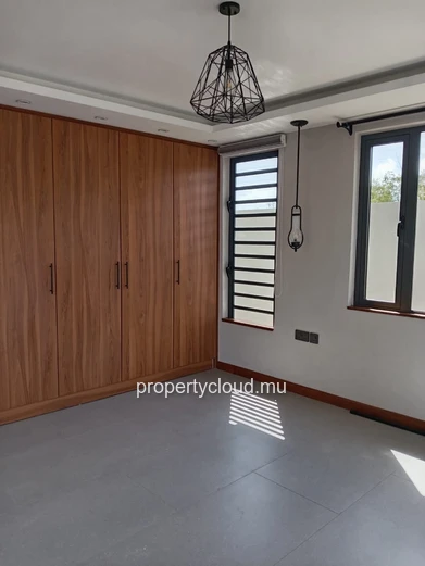 New contemporary villa in Pereybere – 6 bedrooms – Central swimming pool – Premium amenities