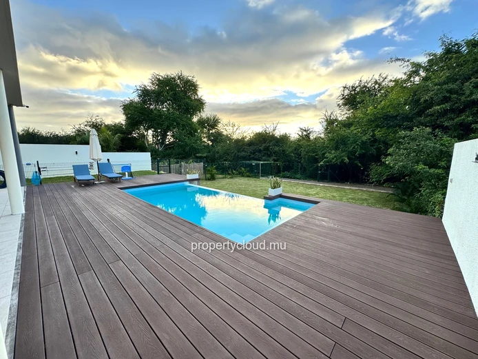  Flic en Flac, Mauritius: For sale, magnificent recent contemporary villa with swimming pool and nature views.