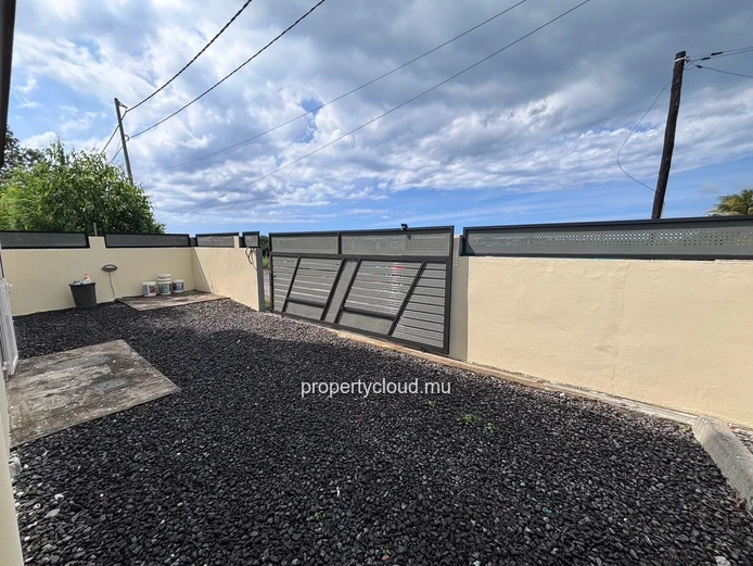 FOR SALE – House divided into 2 apartments – Pereybere