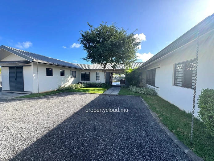 TAMARIN Mauritius – Beautiful, recently built 3-bedroom villa with swimming pool