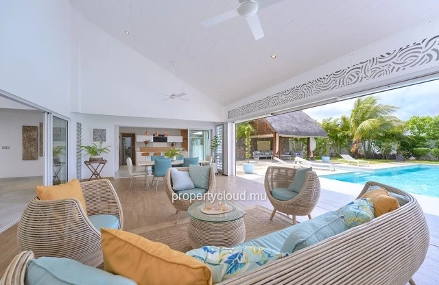 For sale: villa in a prestigious residence accessible to foreigners. Two minutes from the center of Grand Baie.