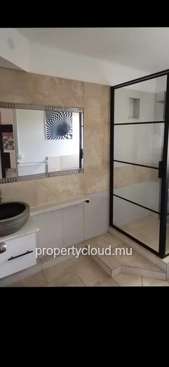 Exceptional 120 m² duplex with a 170 m² landscaped garden in The Vale – A rare and unique property