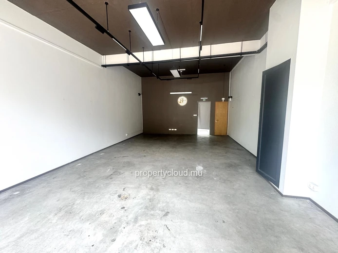 Commercial premises for rent, 74 m², ideally located in Rivière Noire