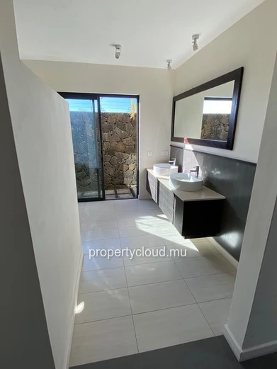 For sale: magnificent villa in a residence accessible to foreigners in Pereybere.