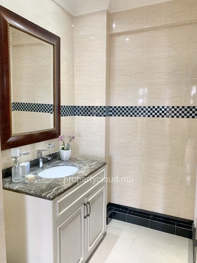 Curepipe à vendre charmant appartement 3 chambres situé au huitièmes étages avec ascenseur situé dans une résidence s...