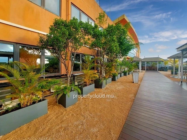 Your tailor-made office, at the heart of the action!