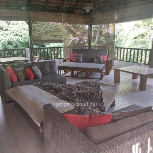 For sale large and comfortable residence of 350 m2 with private swimming pool and beautiful wooded courtyard in Trou ...