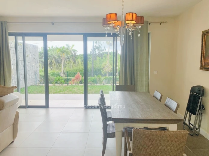 Floréal à vendre magnifique et récent maison duplex 3 chambres situé dans une luxueuse résidence sécurisée au calme.
