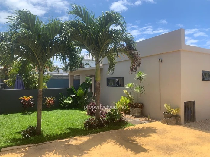 Serenity and peaceful life in Calodyne: 4 bedroom villa for sale.