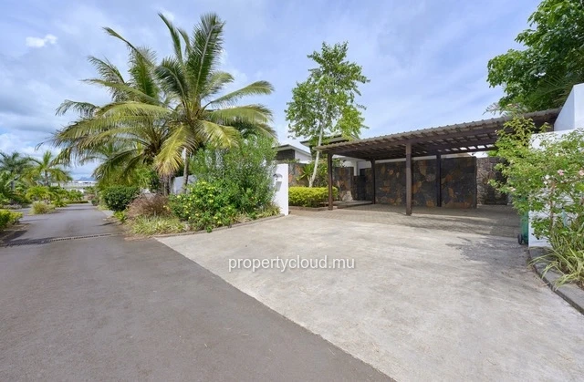 For sale: 3-bedroom villa accessible to foreigners, ideally located in La Salette, Grand Baie.