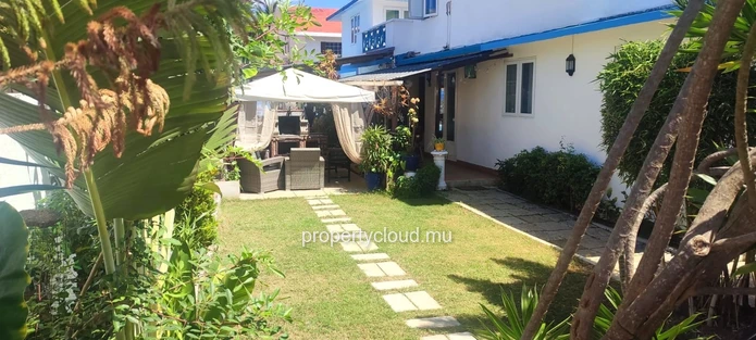 Albion – For sale, 4-bedroom family villa with pool, close to the beach