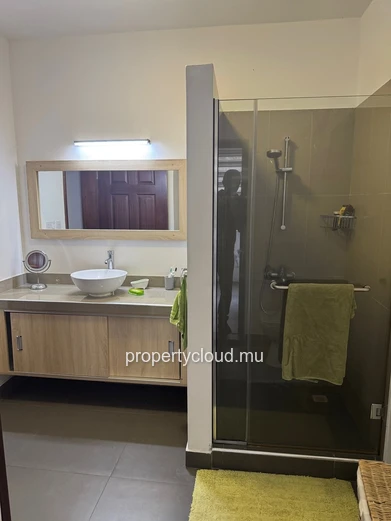 Flic en Flac Superbe Appartement Meublé à Vendre dans une Résidence Sécurisée avec Piscine