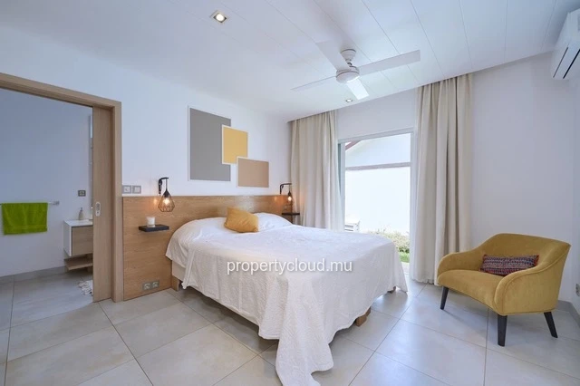 For sale: villa in a prestigious residence accessible to foreigners. Two minutes from the center of Grand Baie.