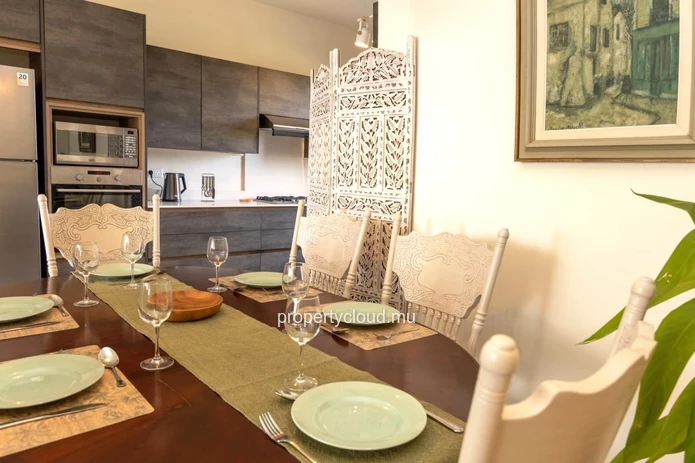 For rent – Flic en Flac, Mauritius Magnificent recent 3 bedroom apartment located on the top floor, with roof terrace...
