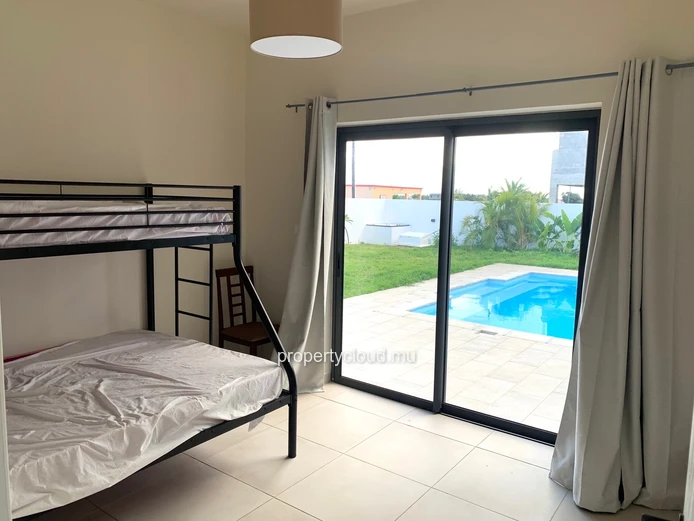 Albion for rent: Beautiful, recently built, single-storey villa with three bedrooms and swimming pool, located in a q...