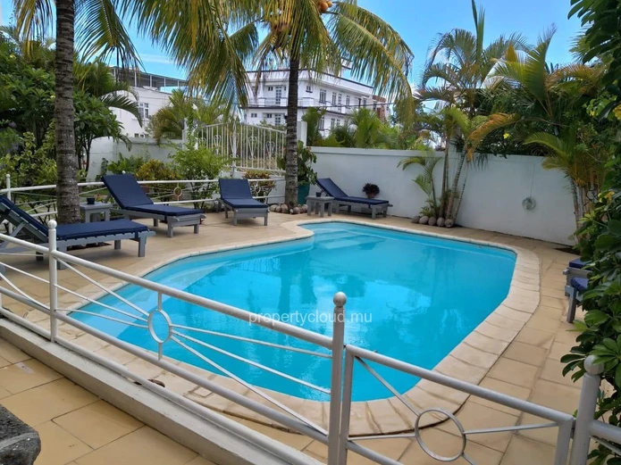 For sale a building of 5 units with sea view not far from the shops in the city center of Grand Bay.