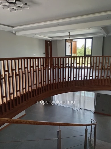 New contemporary villa in Pereybere – 6 bedrooms – Central swimming pool – Premium amenities