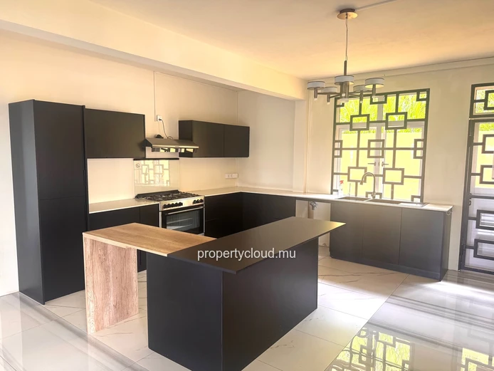 Quatre Bornes à vendre récente est immense Villa avec une vue époustouflante et qui possède quatre chambres, une pisc...