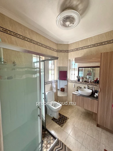 ALBION – FOR SALE – Spacious family villa with separate apartment, swimming pool and garage