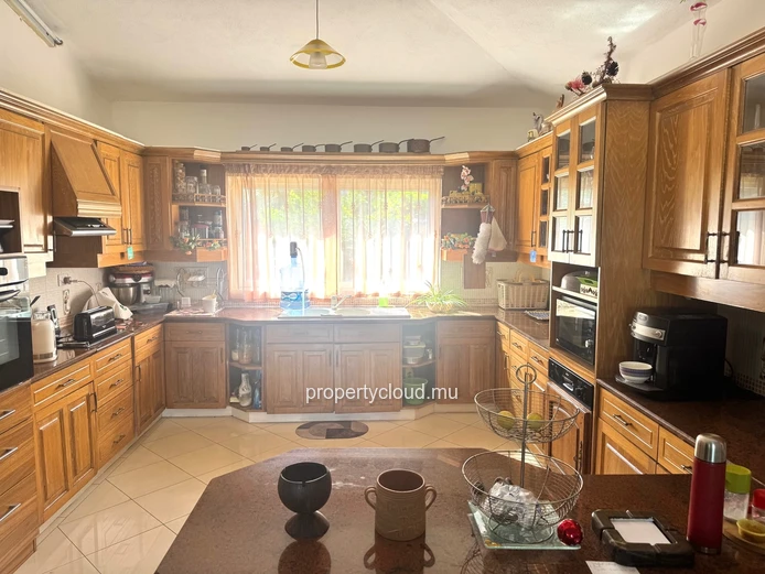 ALBION – FOR SALE – Spacious family villa with separate apartment, swimming pool and garage