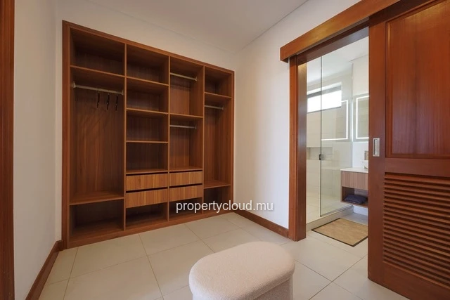 For sale: 3-bedroom apartment accessible to foreigners in Pointe aux Cannoniers.
